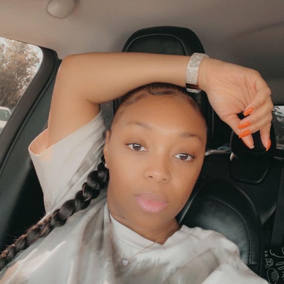 Meet your Posher, Chrissy Li - Picture 3 of 4